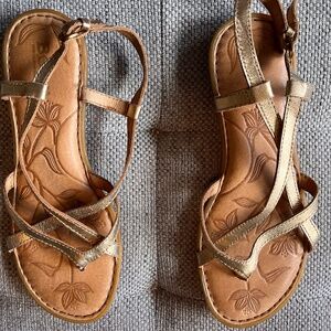 Women's gold leather Born sandals size 6, thongs